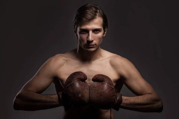 灰色の背景上のボクシング グローブのハンサムな男 — ストック写真