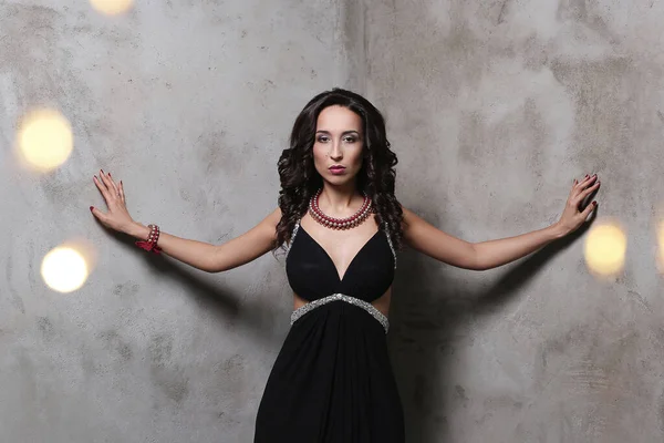 Gece elbisesi içinde güzel bir kadın