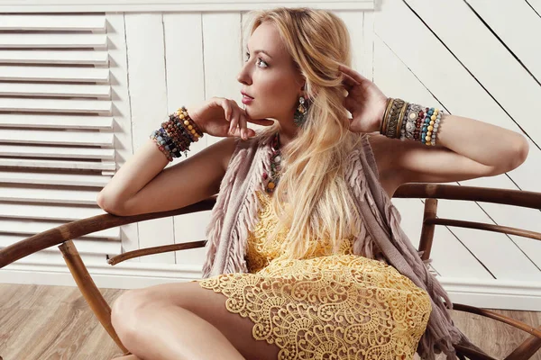 Kırmızı ruj ile güzel kadın