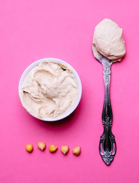 Köstlicher Hummus Auf Rosa Hintergrund — Stockfoto