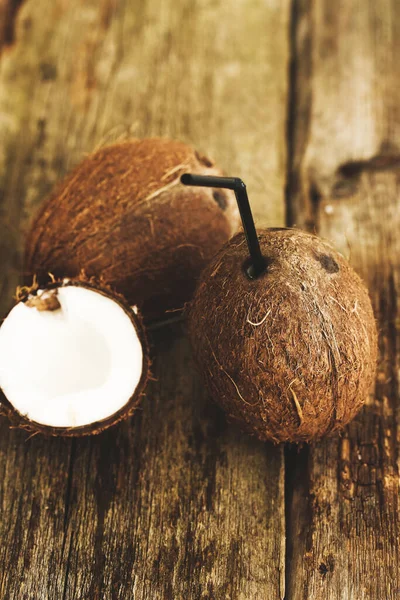 Tahta bir masada hindistan cevizi