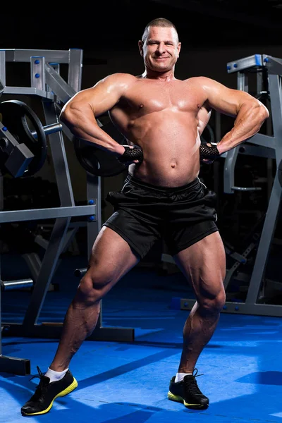 Snygg Muskulös Man Tränar Ett Gym — Stockfoto