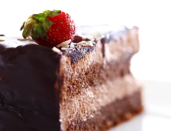Snijd Smakelijke Chocoladetaart Met Aardbeien Bovenop Tegen Witte Achtergrond — Stockfoto