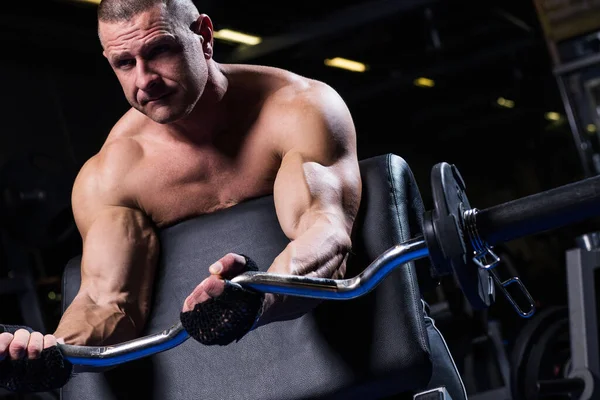 Beau Musclé Homme Travaille Dans Une Salle Gym — Photo