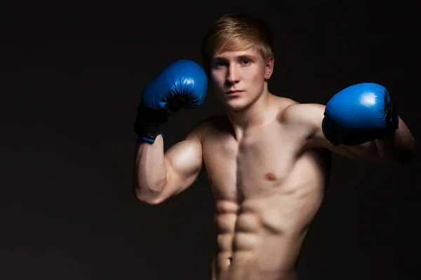 Jovem Boxeador Bonito Luvas Azuis Sobre Fundo Escuro — Fotografia de Stock