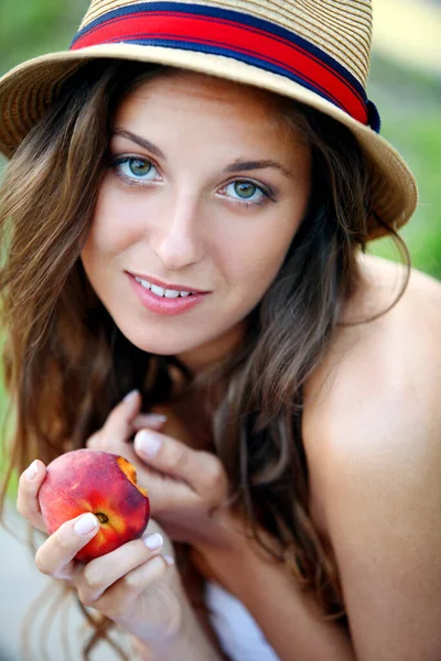 Portret Młodej Kobiety Świeżych Brzoskwiń Dłoni — Zdjęcie stockowe