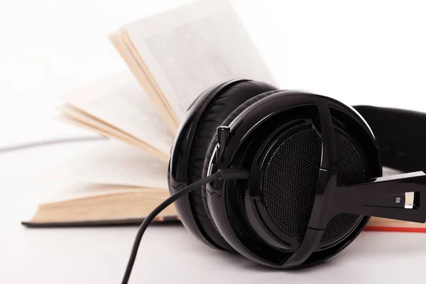 Auriculares Grandes Libro Sobre Fondo Blanco —  Fotos de Stock