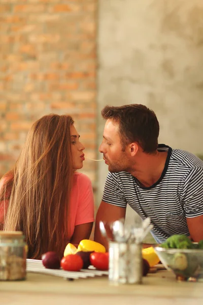 Aşçılık, aşkım. Mutfakta sevimli bir çift var.