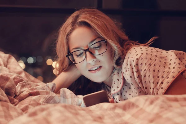 Estilo Vida Casa Menina Deitada Cama — Fotografia de Stock