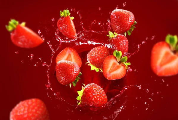 Erdbeere Fällt Mit Riesigen Spritzern Den Saft — Stockfoto