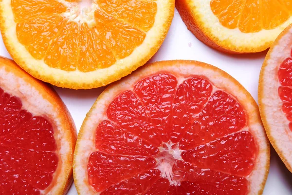 beyaz arkaplanda portakal ve greyfurt