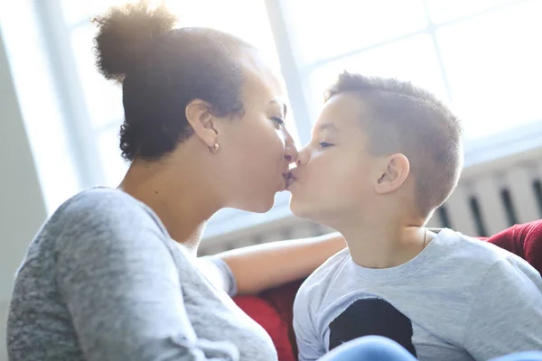 Evde Oğlu Olan Sevgi Dolu Bir Anne — Stok fotoğraf