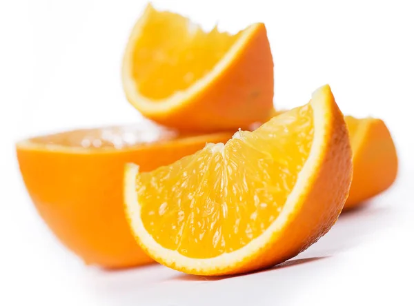 Некоторые Нарезанные Целые Апельсины Вместе Белом Фоне — стоковое фото