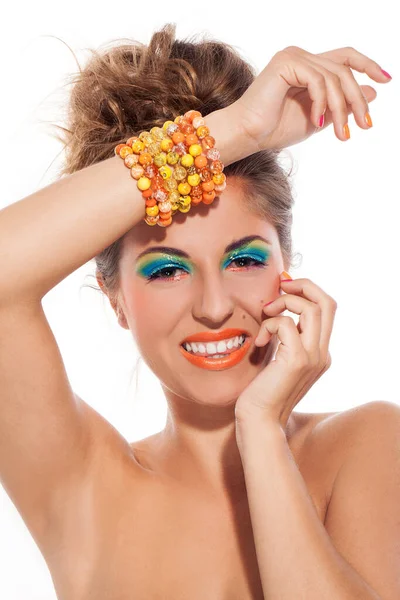 Beyaz arka planda parlak sanatsal makyajlı güzel beyaz kadın.