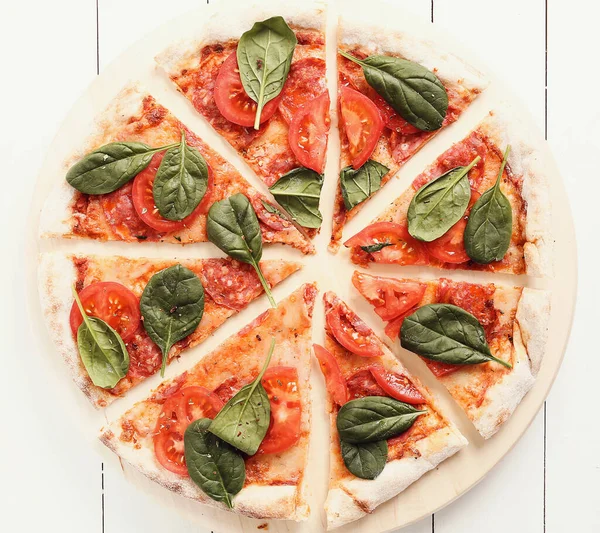 Yiyecekler. Masada pizza var.