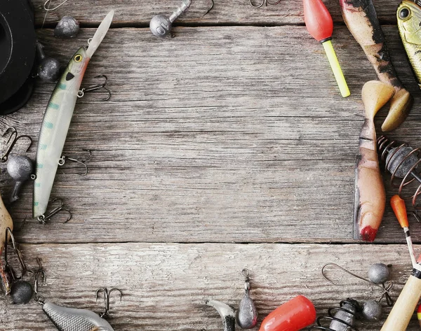 Masadaki balık tutma araçları ve aksesuarları