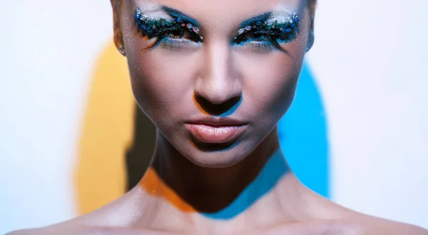 Hermosa Joven Caucásica Mujer Con Maquillaje Artístico — Foto de Stock