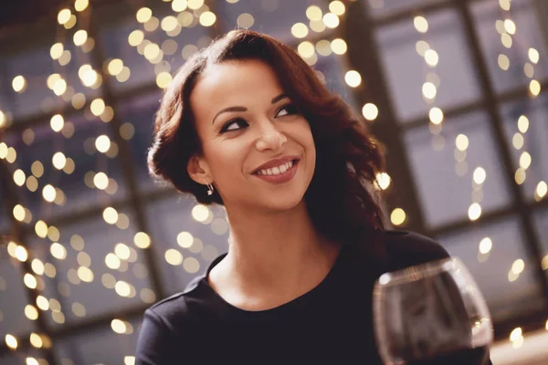 Yaşam tarzı. Restoranda güzel bir kadın