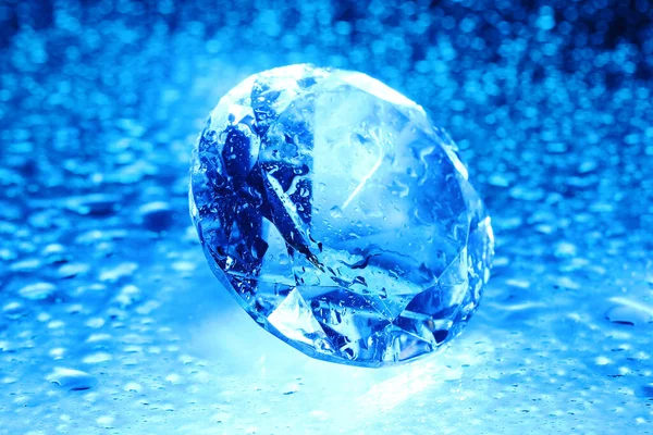 Velký Krásný Klenot Kapkami Vody Modrém Světle — Stock fotografie