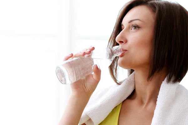 Wanita Dengan Botol Air Tawar Setelah Latihan Kebugaran — Stok Foto