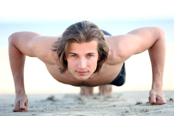 Junger Und Gutaussehender Mann Macht Liegestütze Strand — Stockfoto