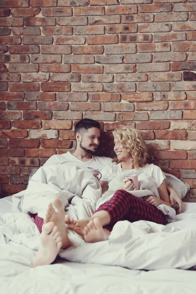 Yaşam tarzı. Yatakta güzel bir çift