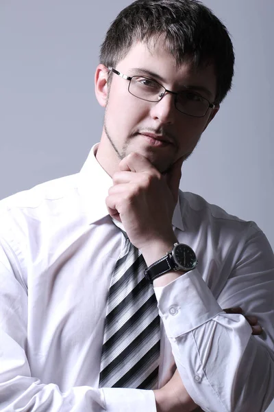 Portrét Mladý Pohledný Podnikatel Šedé Pozadí — Stock fotografie