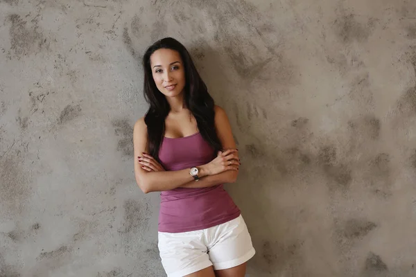 Beton arka planda güzel bir kız