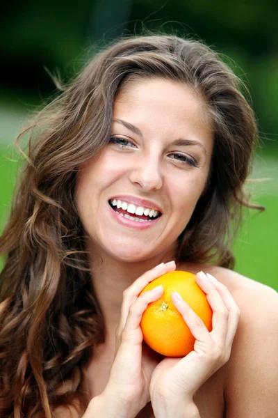 Mulher Bonita Com Laranja Fresca Suas Mãos — Fotografia de Stock