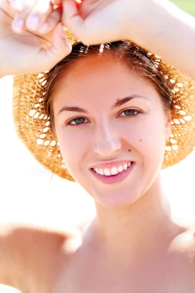 Retrato Mujer Feliz Sombrero Paja Playa — Foto de Stock