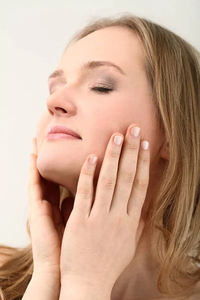 Yüzü parlak genç doğal bir kadın.