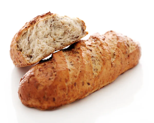 Beyaz zemin üzerinde tahıllı ev yapımı çıtır ekmek.