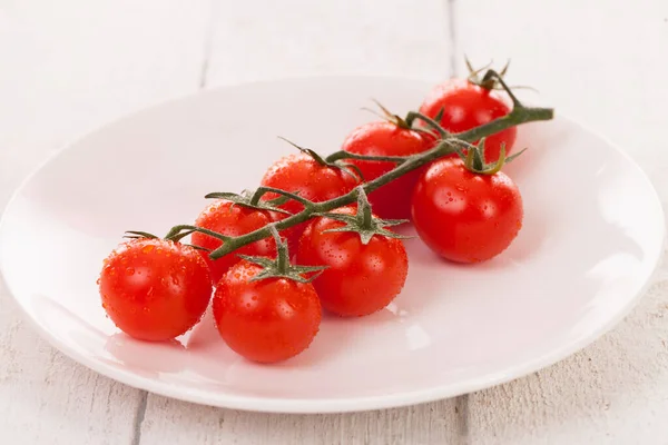 Tomates Cherry Frescos Una Rama Plato Blanco — Foto de Stock
