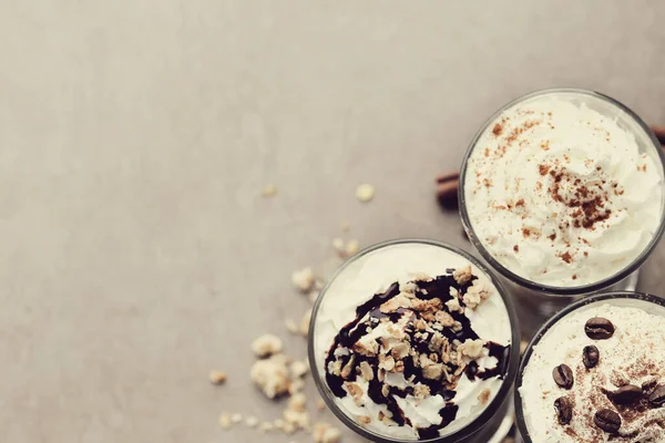 İçelim. Masada kahve frappe 'ı var.