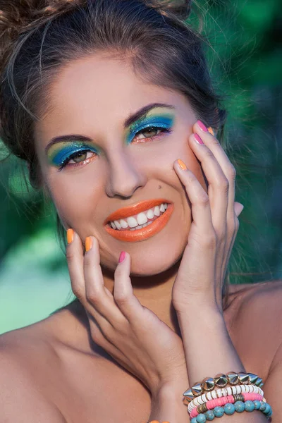 Hermosa Mujer Caucásica Con Maquillaje Artístico Brillante Bosque — Foto de Stock