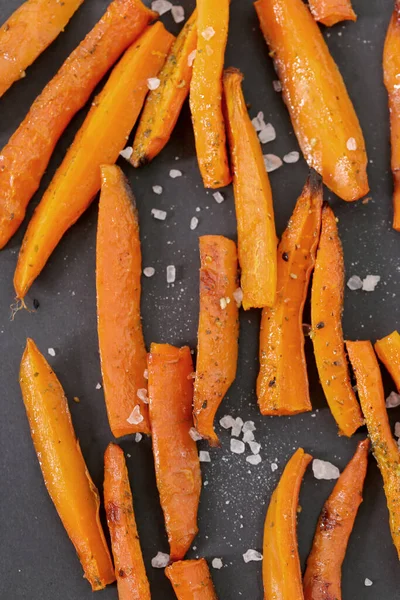 Fast food. Masada patates kızartması var.