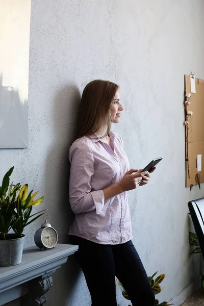 İş, iş. Ofisteki kız.