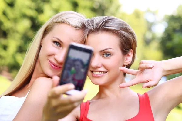 Portrait Two Girls Who Taking Photos Themselves Park — Stock Photo, Image