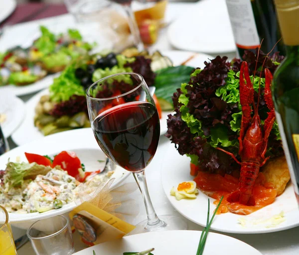 Masada taze ve lezzetli yemekler var.