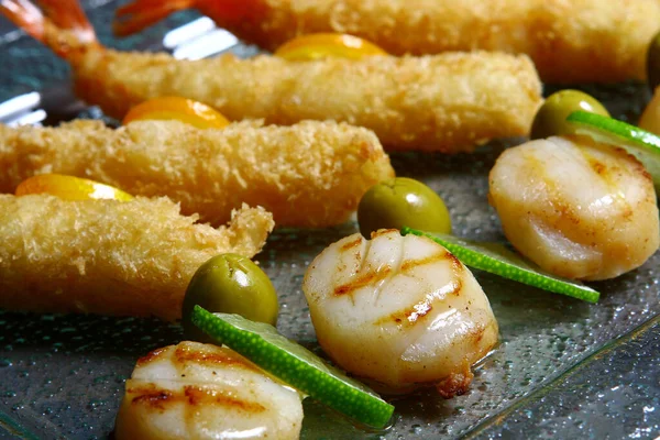 Hepsi portakal soslu deniz tarakları ve çatırdayan kaplan karideslerinden.