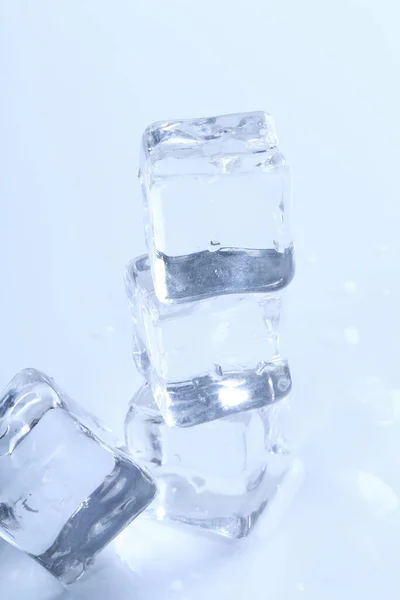 Acqua Congelata Cubi Ghiaccio Sul Tavolo — Foto Stock