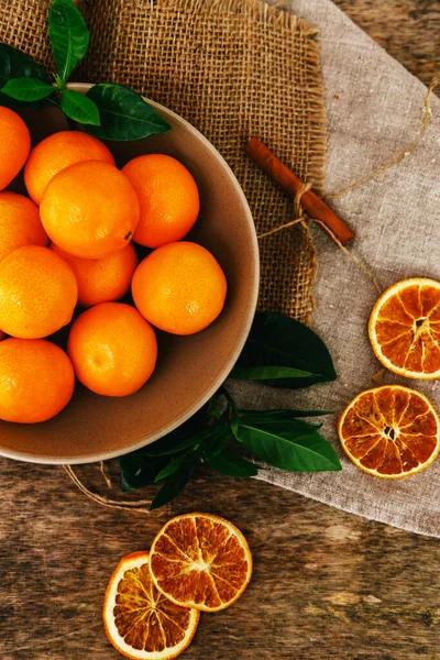 Ahşap masada nefis bir mandalina.