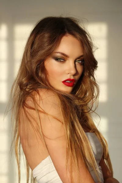 Mooie Vrouw Met Blond Haar Rode Lippenstift — Stockfoto