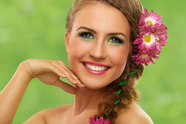 Όμορφη Γυναίκα Μακιγιάζ Και Λουλούδια Πράσινο Φόντο — Φωτογραφία Αρχείου
