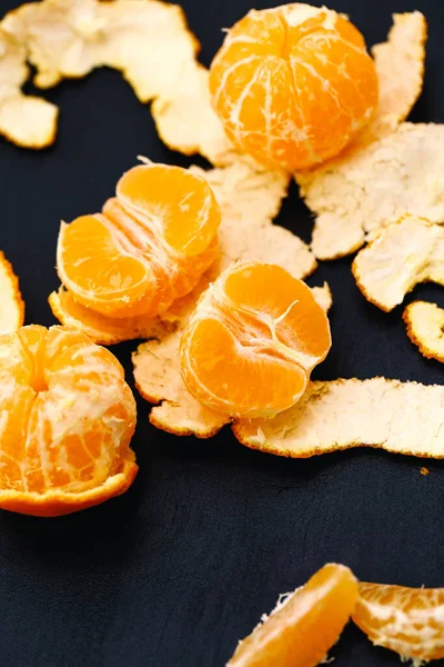 Siyah arka planda nefis bir mandalina.