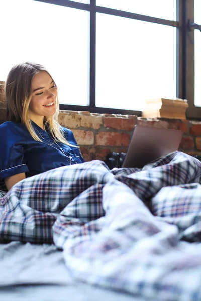 Yaşam tarzı. Yatakta güzel bir kız.