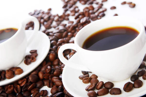 Genç ve güzel bir kadın parkta bankta oturuyor.