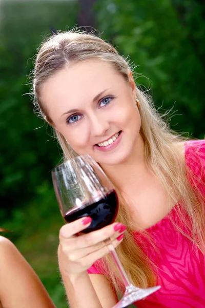 Gruppe Schöner Frauen Trinkt Wein Park — Stockfoto