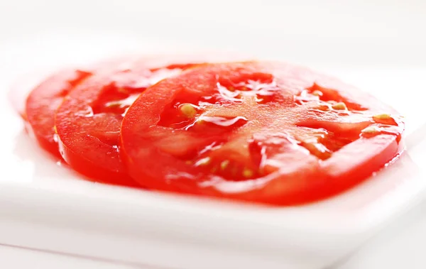 Tomatenscheiben Großaufnahme Auf Dem Teller — Stockfoto