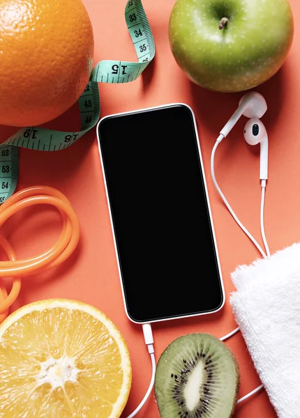 Sağlıklı bir hayat. Meyveler ve turtalar masada.